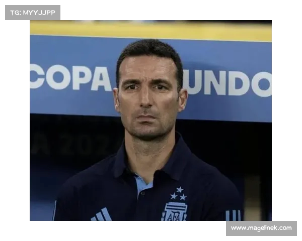 斯卡洛尼被阿根廷装备管理员“亲”一口,笑称:这一吻非自愿(斯卡洛尼务实) 斯卡洛尼被阿根廷装备管理员“亲”一口,笑称:这一吻非自愿(斯卡洛尼务实)